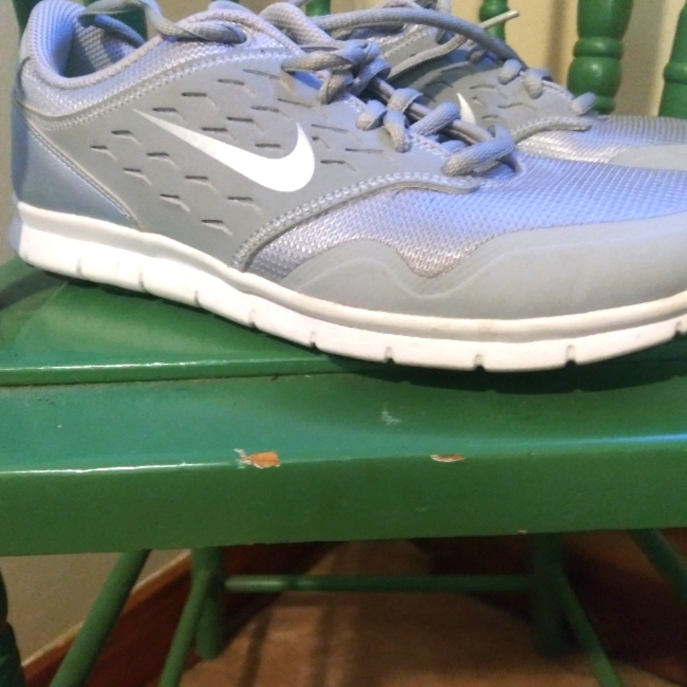 Nike grey tennis shoes